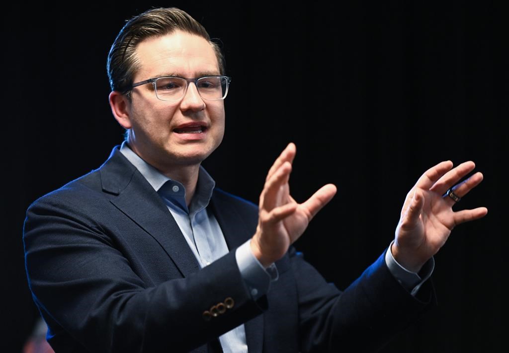 Pierre Poilievre promet une nouvelle loi contre le jargon gouvernemental