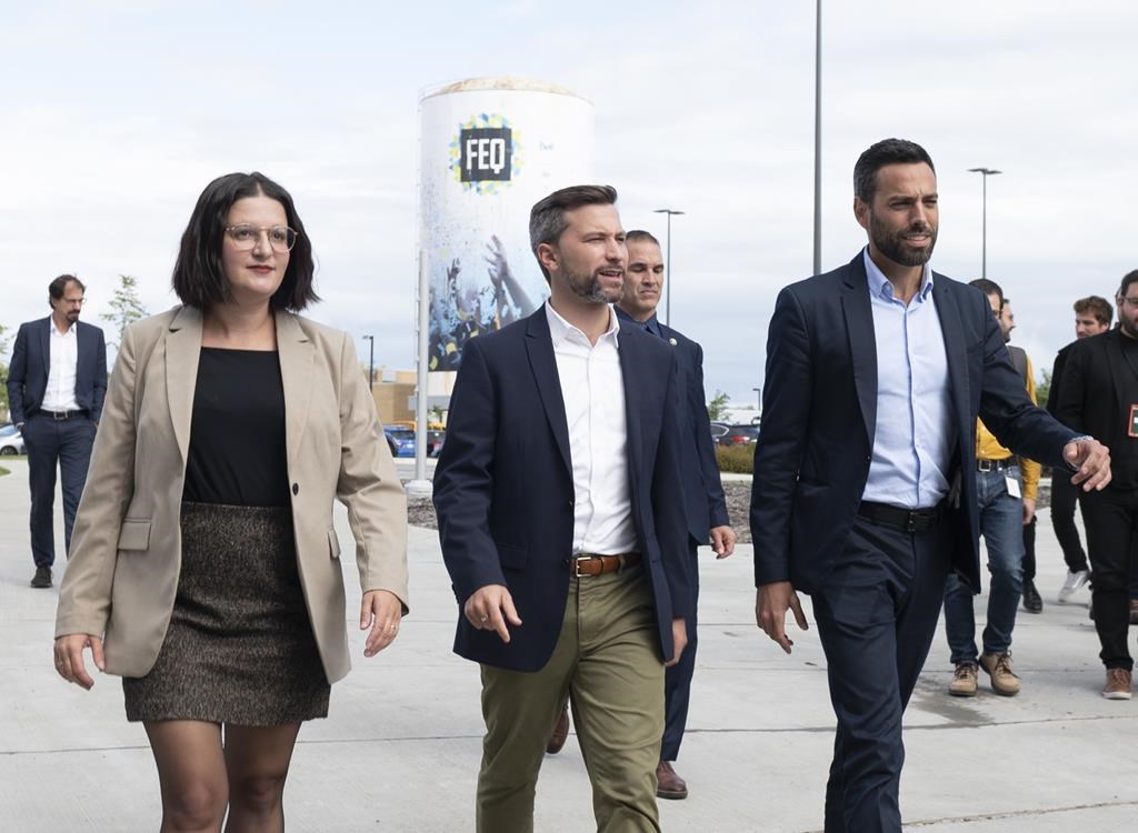 Jour 33: les chefs continuent de rencontrer les maires et multiplient les entrevues