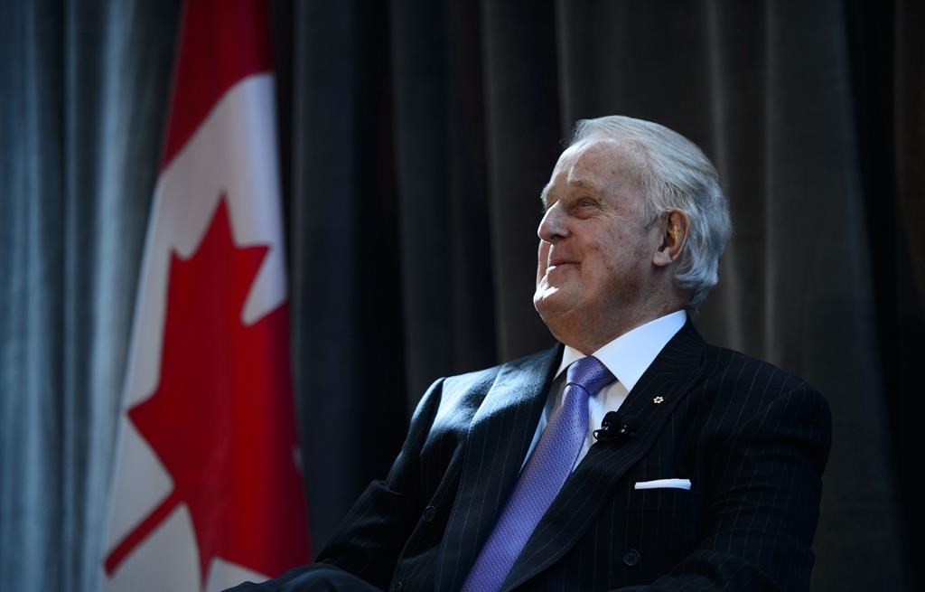 Brian Mulroney, Rufus Wainwright et Ginette Reno au service pour la reine à Ottawa