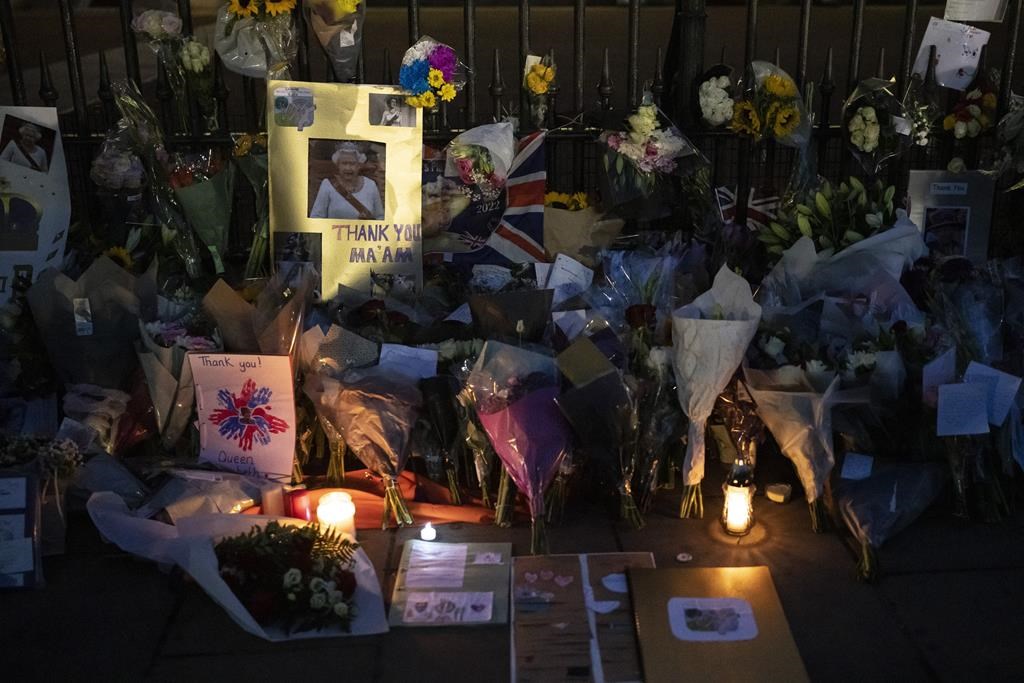 Les petits gestes d'hommages se multiplient vendredi devant le palais de Buckingham