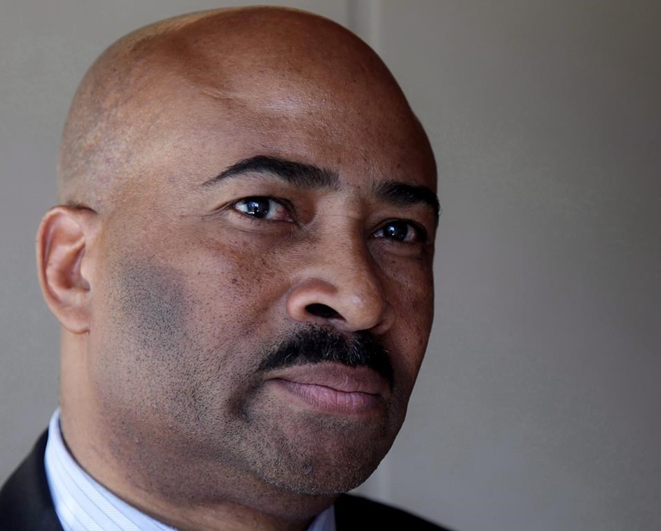 L'ancien sénateur Meredith accusé de trois chefs d'accusation d'agression sexuelle