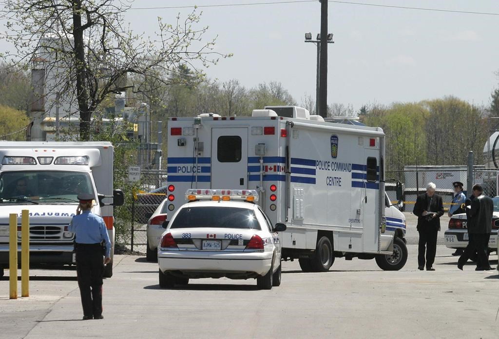Un homme accusé après s'être barricadé pendant 17 heures dans une clinique en Ontario