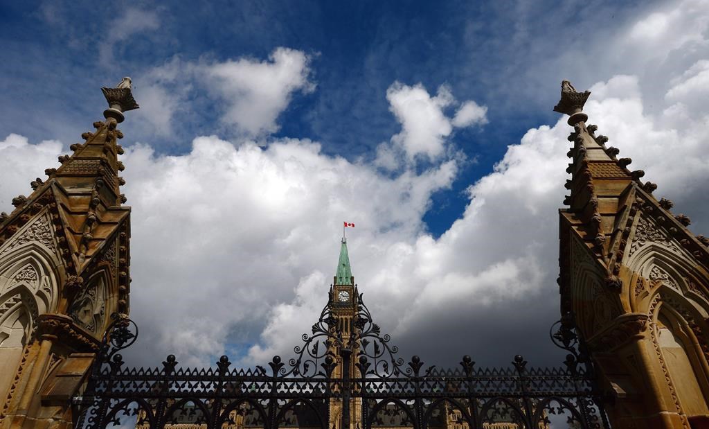 Un autre interprète quitte la Colline du Parlement en ambulance
