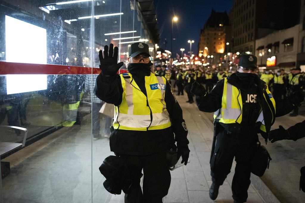 Commission Rouleau: les policiers poursuivent leur témoignage mardi