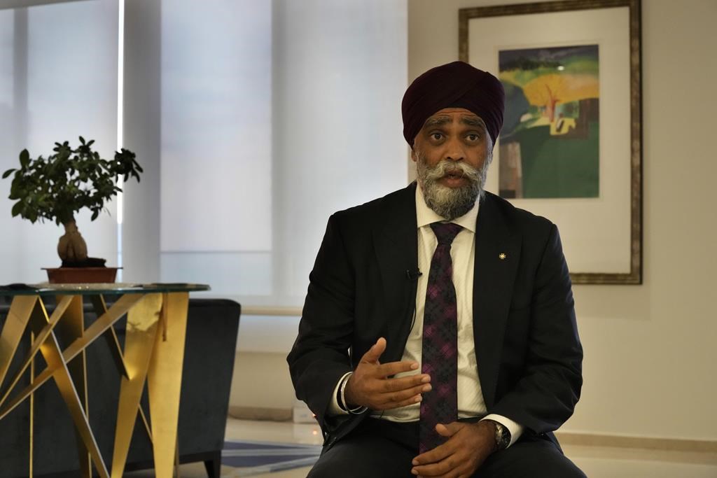 Le ministre Sajjan compare les frappes de missiles russes à la famine de l'Holodomor