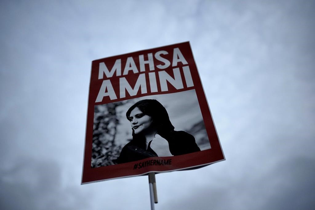Des manifestants ont marché les rues de Montréal pour soutenir les femmes iraniennes