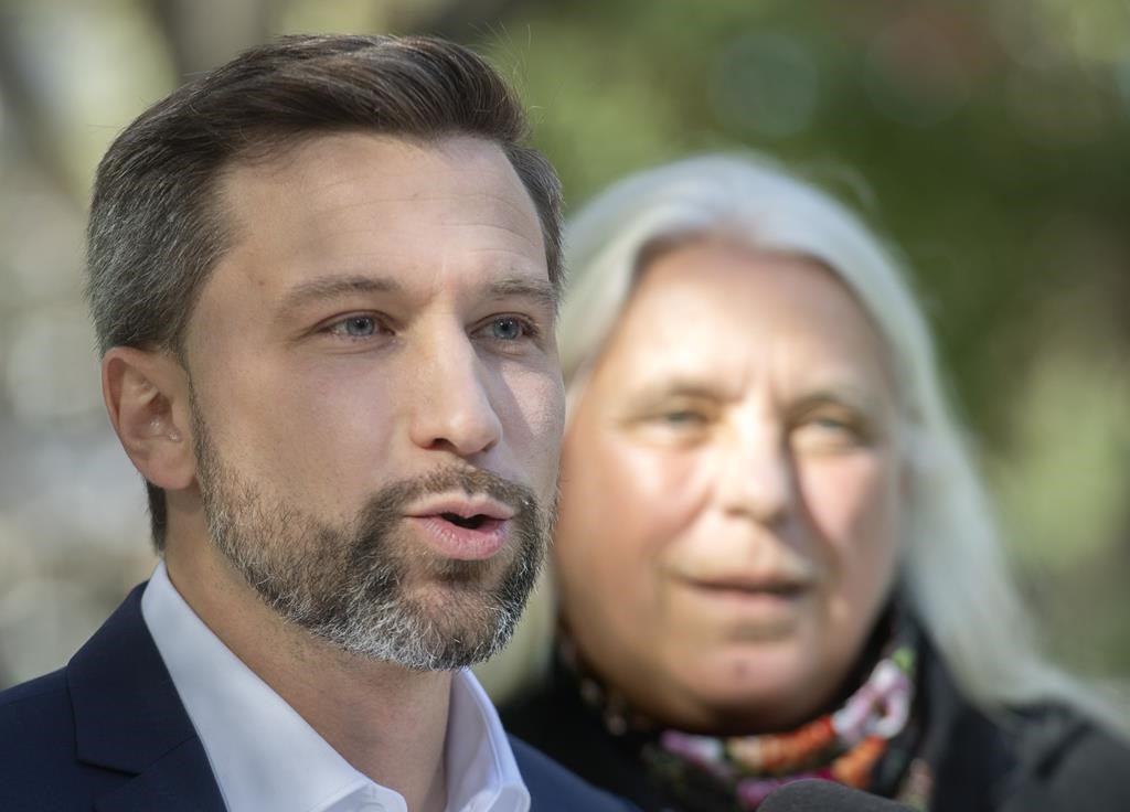 Réunis en caucus, les députés de QS estiment avoir résisté à la déferlante caquiste