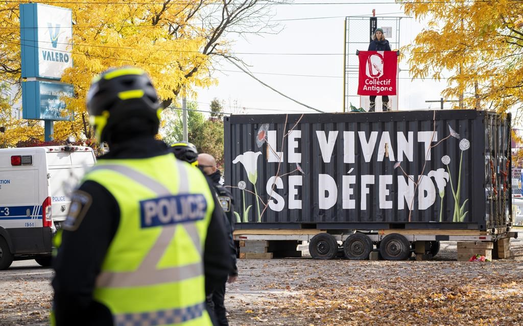Manifestants enchaînés à des installations d'un terminal pétrolier à Montréal-Est
