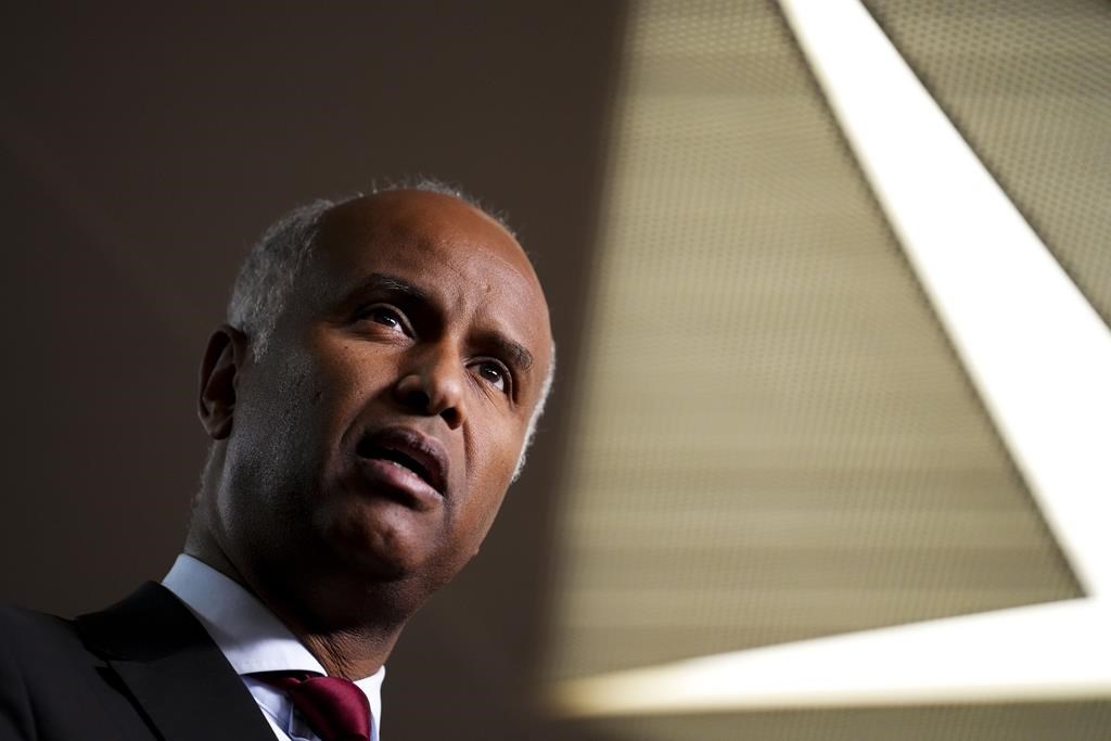 Hussen se défend d'avoir tardé avant de couper le financement du CMAC