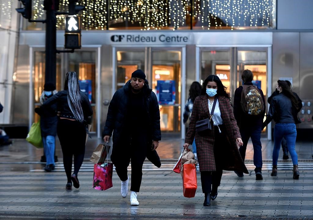 Le tiers des Canadiens dépensera moins pour les Fêtes, selon un sondage Ipsos