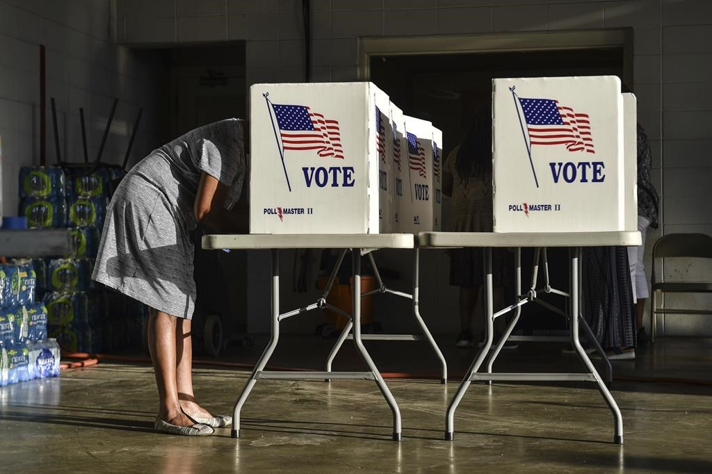 Les démocrates évitent une défaite écrasante aux élections de mi-mandat