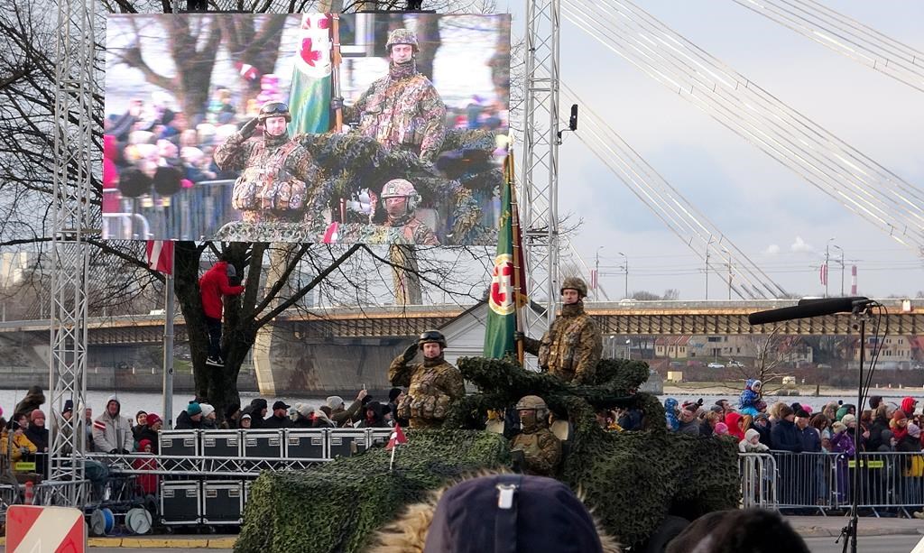 Les Canadiens défilent à Riga pour la fête de l'indépendance de la Lettonie