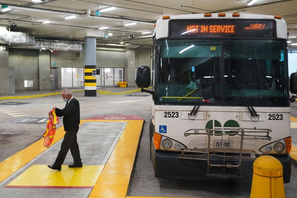 Les employés de GO Transit, en grève depuis lundi, veulent négocier dès maintenant
