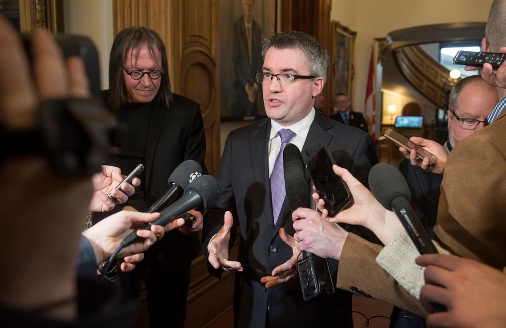 Les Acadiens du N.-B. réclament la démission de Kris Austin du comité sur la LLONB