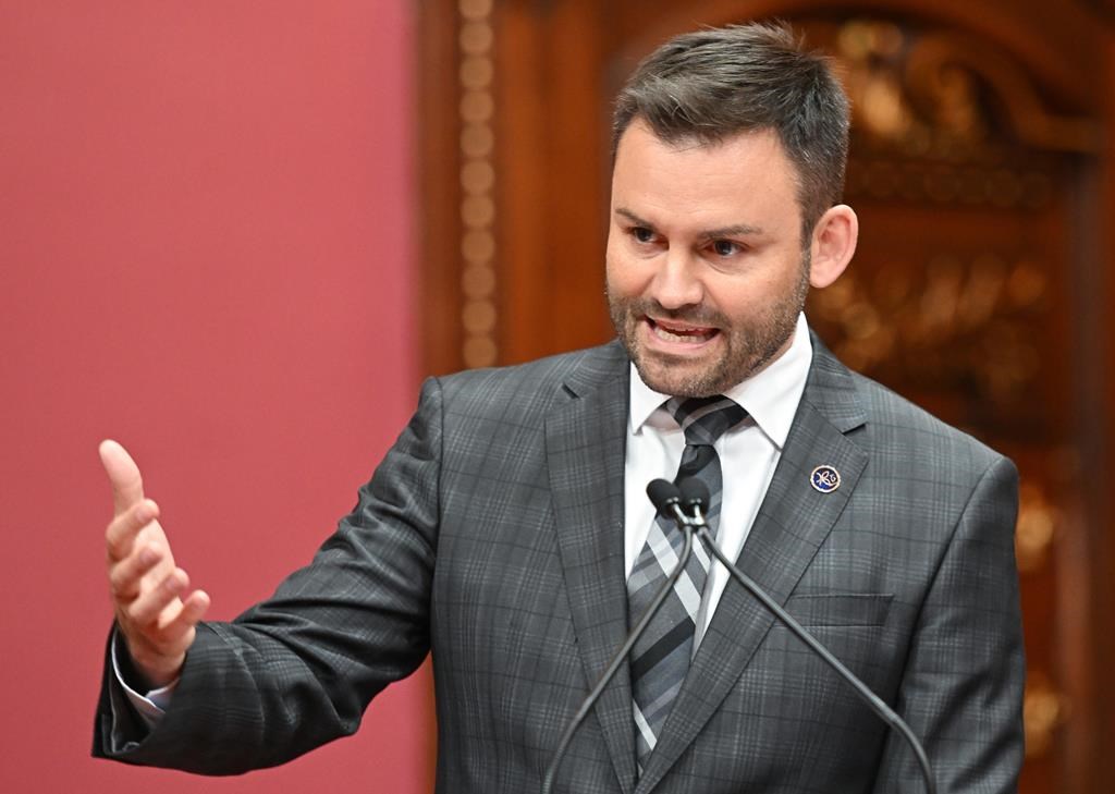 Les pétrolières font des profits à la limite de la fraude, estime le Parti québécois