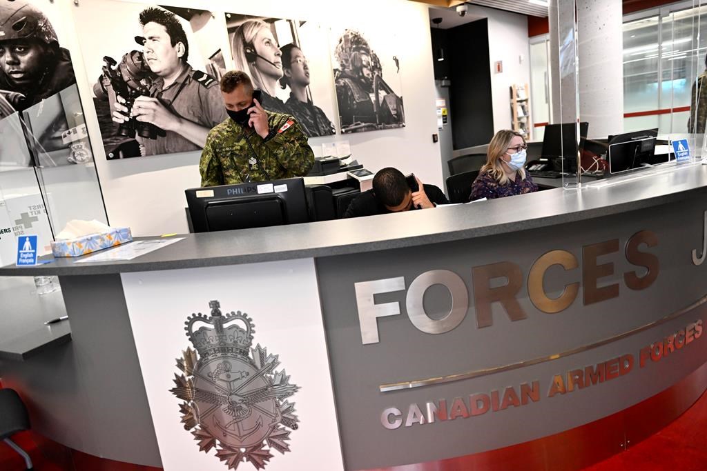 Armée canadienne: 2400 résidents permanents ont demandé à s'enrôler en cinq semaines