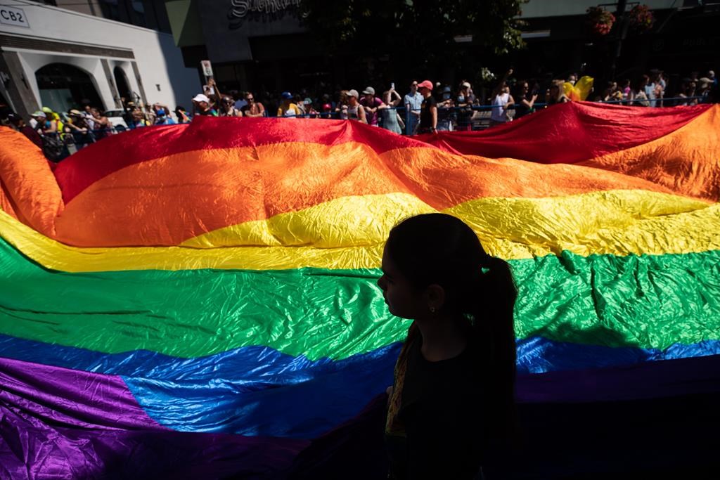Ottawa veut aider 600 réfugiés afghans LGBTQ à s'installer au Canada, selon un groupe