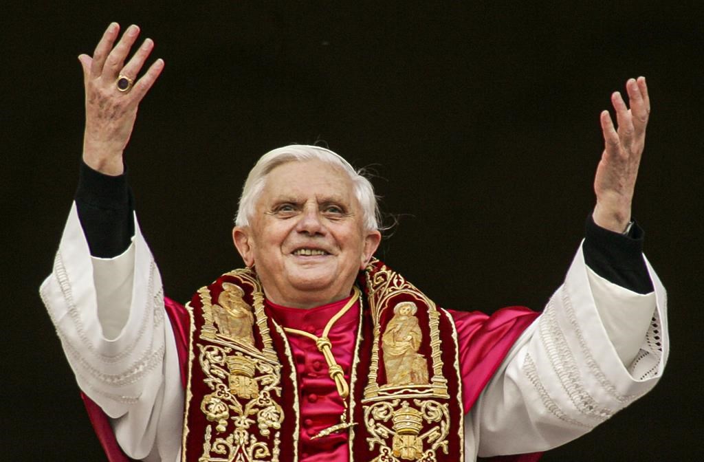 Vatican: Benoît XVI est lucide, mais son état de santé, bien que stable, reste sérieux
