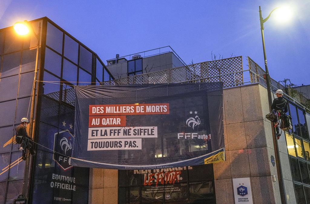 Amnistie internationale presse la FIFA de verser 440 M$ à «l'équipe des migrants»