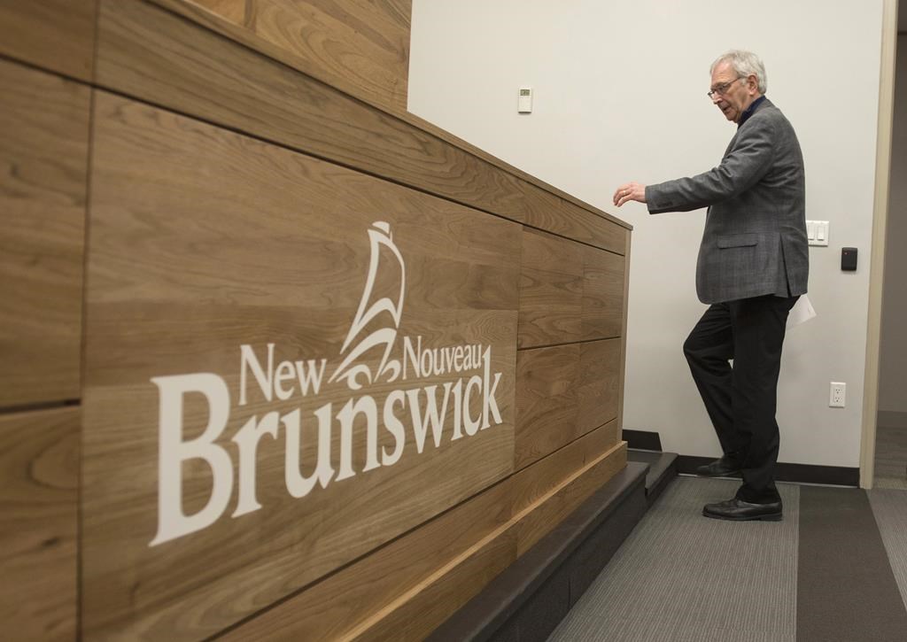 Le N.-B. crée un Secrétariat aux langues officielles, qui laisse la SANB insatisfaite