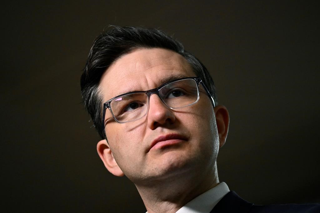 Pierre Poilievre déplore les drapeaux anti-Trudeau, mais il comprend cette colère