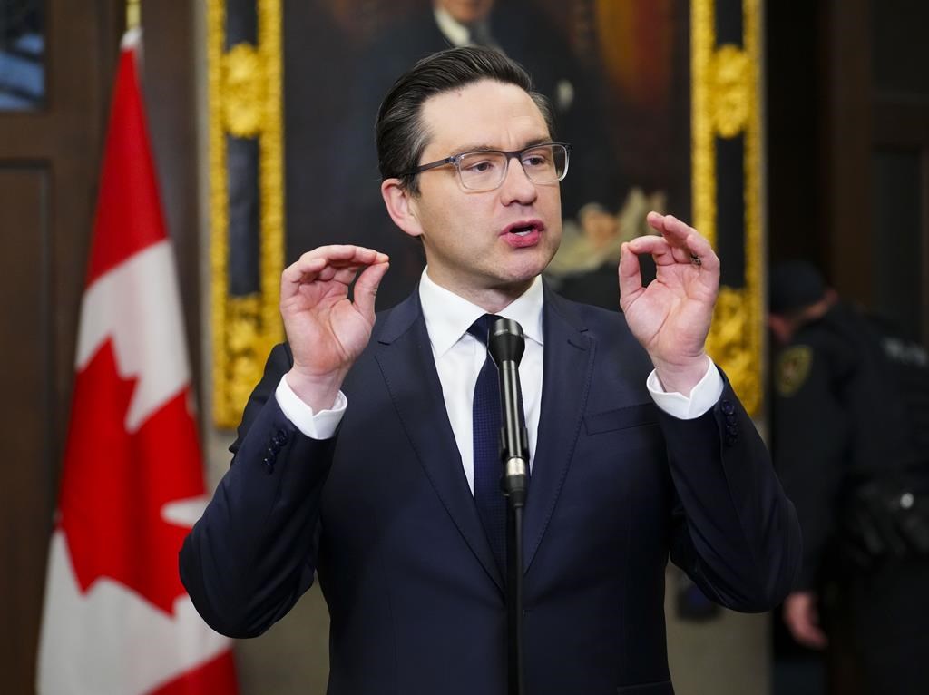 Armes: Trudeau est «déconnecté» des communautés rurales, dit Poilievre