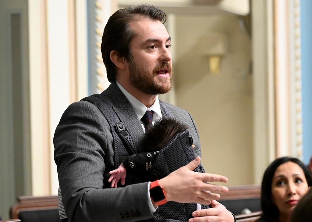 Papa, maman et poupon à la période de questions de l'Assemblée nationale