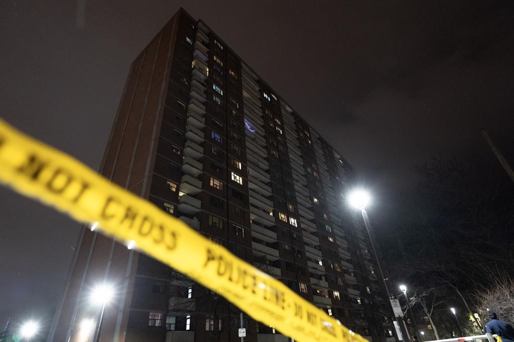 Six personnes sont accusées de 260 chefs et 62 armes à feu sont saisies à Toronto