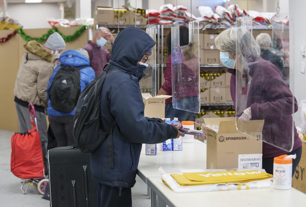 Un Canadien sur deux aurait déjà réduit ses dépenses à l'épicerie ou à la pharmacie