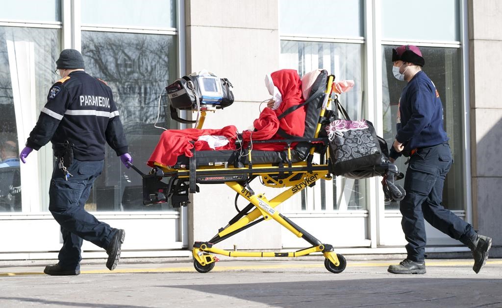 Les cas de COVID-19 et les hospitalisations demeurent élevés