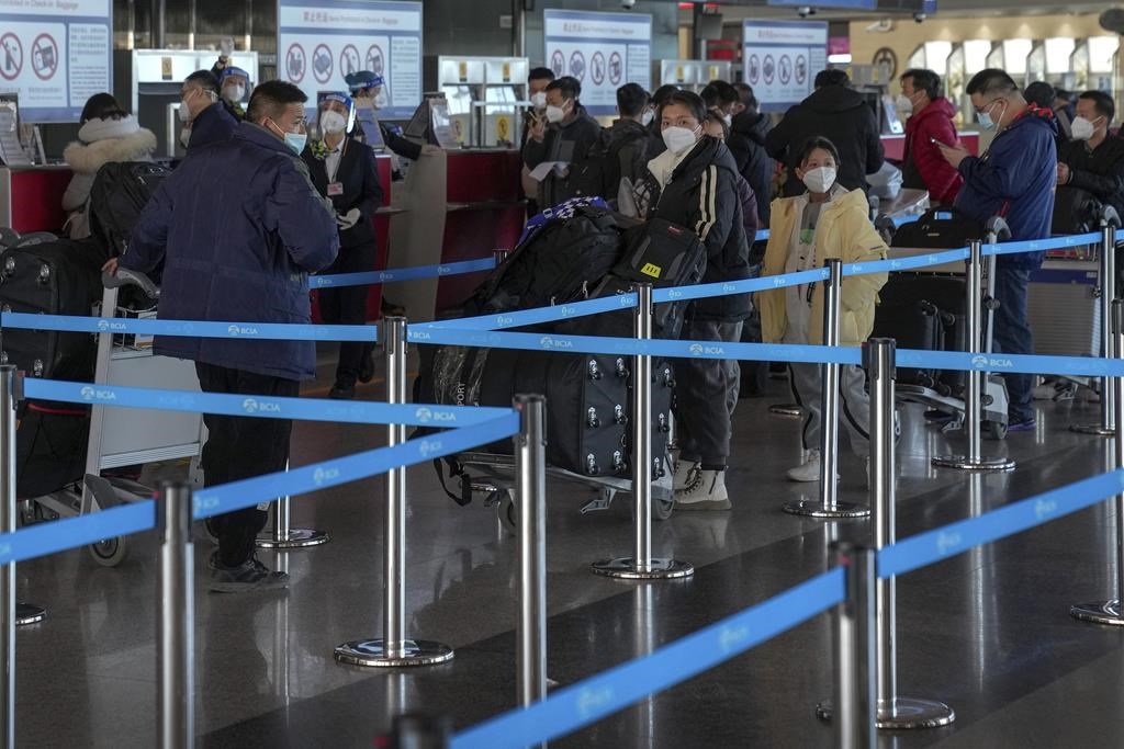 Retour aux tests obligatoires pour certains voyageurs: un expert s'interroge