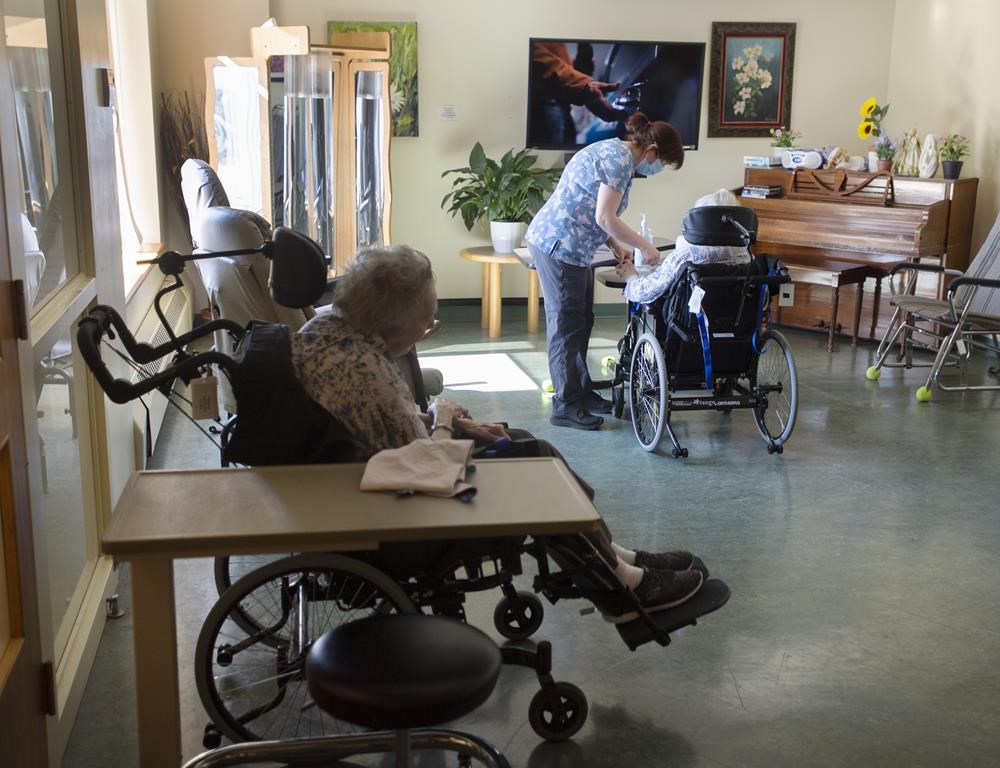 Des experts recommandent au moins quatre heures de soins directs par jour en CHSLD