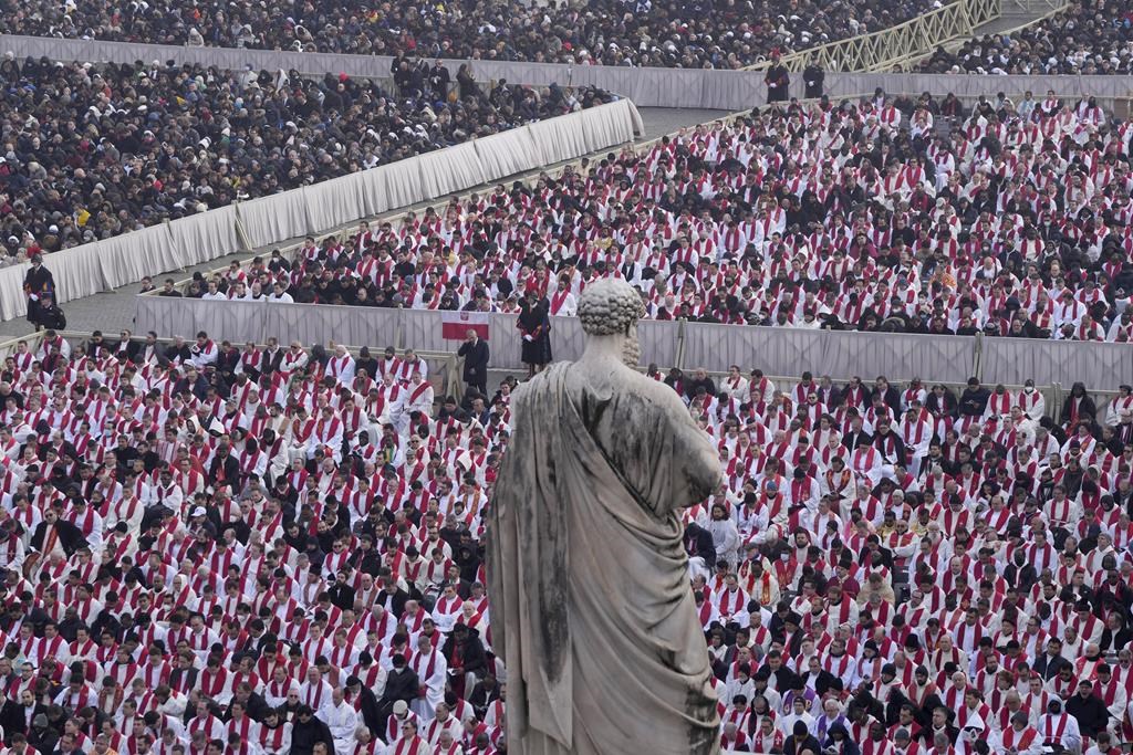 Milliers de fidèles aux funérailles de Benoît XVI présidées par le pape François jeudi