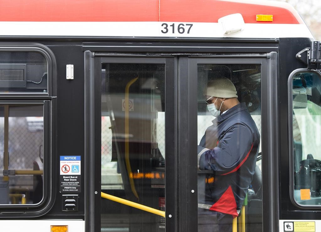 Des suspects recherchés en lien avec l'attaque de deux employés dans un bus à Toronto