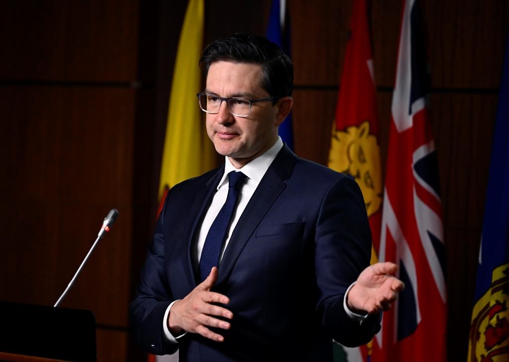 «Réfugiés illégaux»: Pierre Poilievre évite de critiquer les propos de Richard Martel