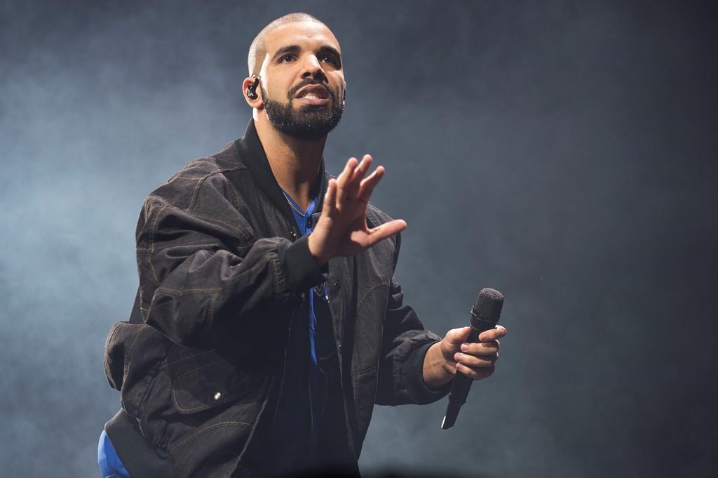 Drake laisse entendre la sortie de nouvelles chansons lors d'un concert au Apollo