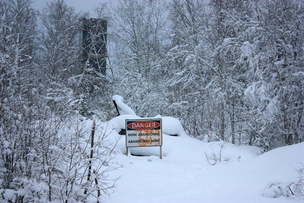Les sites contaminés d'anciennes mines ou usines coûtent cher aux territoires