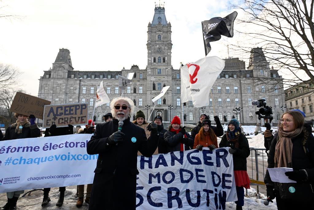 Réforme du mode de scrutin: «n'abusez pas la population», dit Charbonneau à Legault