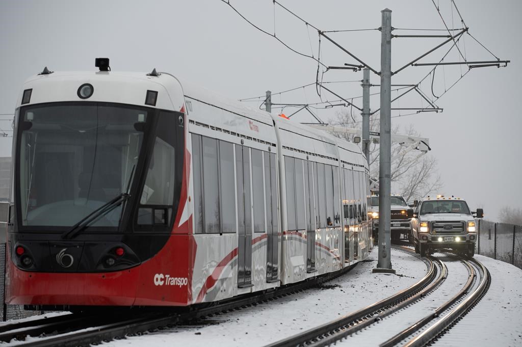 OC Transpo espère rétablir son système de transport léger sur rail d'ici mardi soir