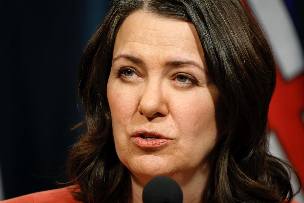 Pas de preuves de courriels entre le cabinet de Danielle Smith et les procureurs