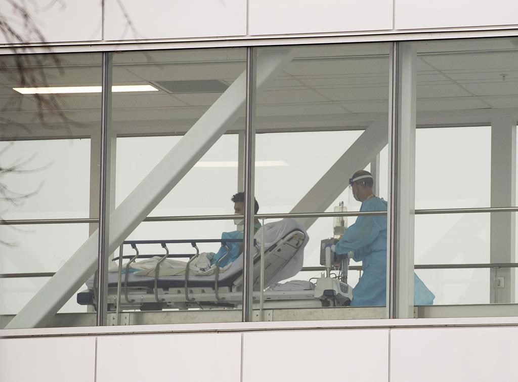 COVID-19: les hospitalisations baissent, mais les décès rebondissent
