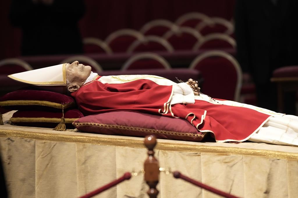 Vatican: milliers de fidèles devant dépouille de Benoît XVI en chapelle ardente