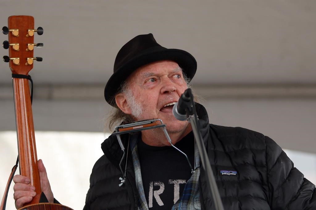 Neil Young fait une apparition surprise à un rassemblement en Colombie-Britannique