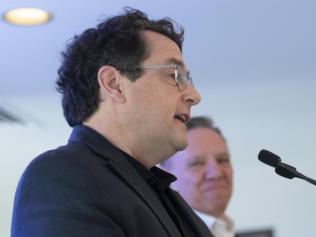 Bernard Drainville s'adresse à la CCMM, des syndicats lui réservent un accueil