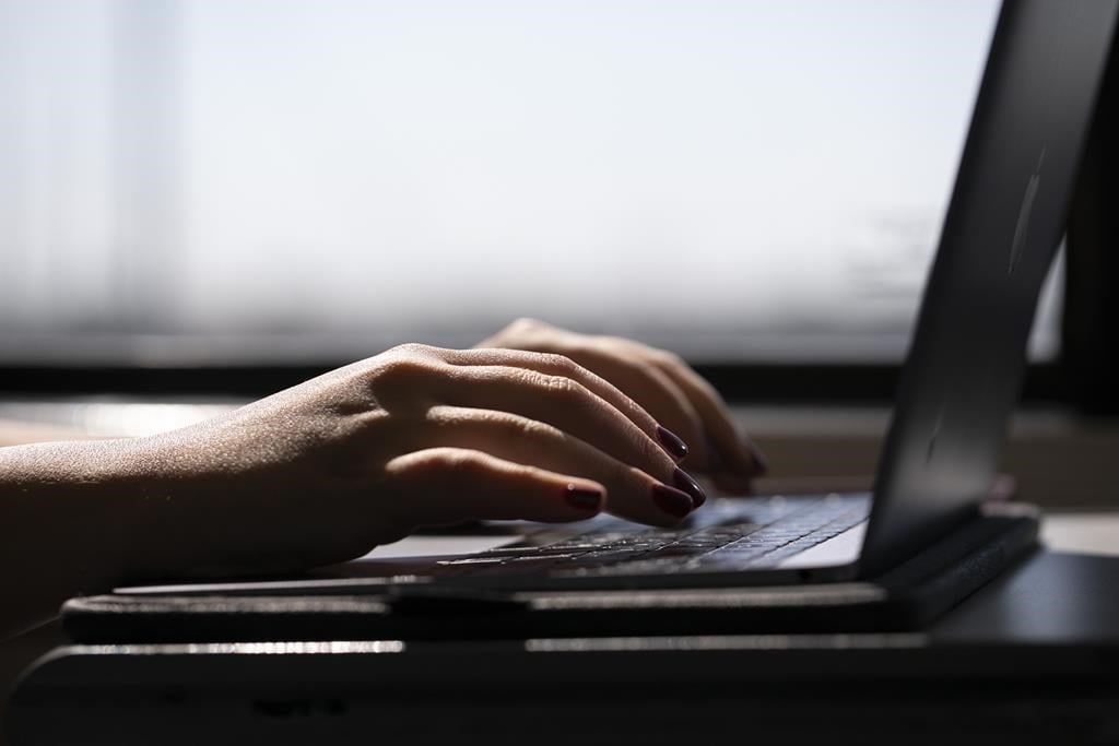 Le tiers des jeunes Canadiens ont été victimes de cruauté en ligne, révèle un rapport
