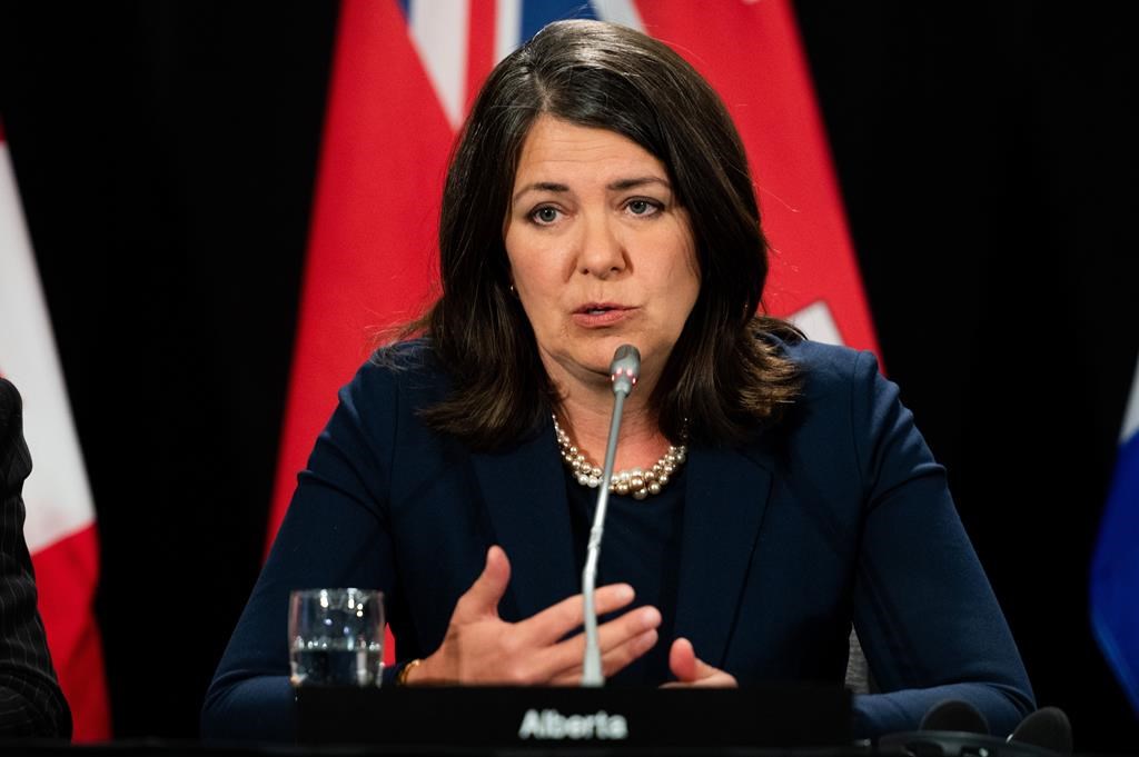 Des dons du secteur pétrolier profitent à un groupe politique pro-Smith en Alberta