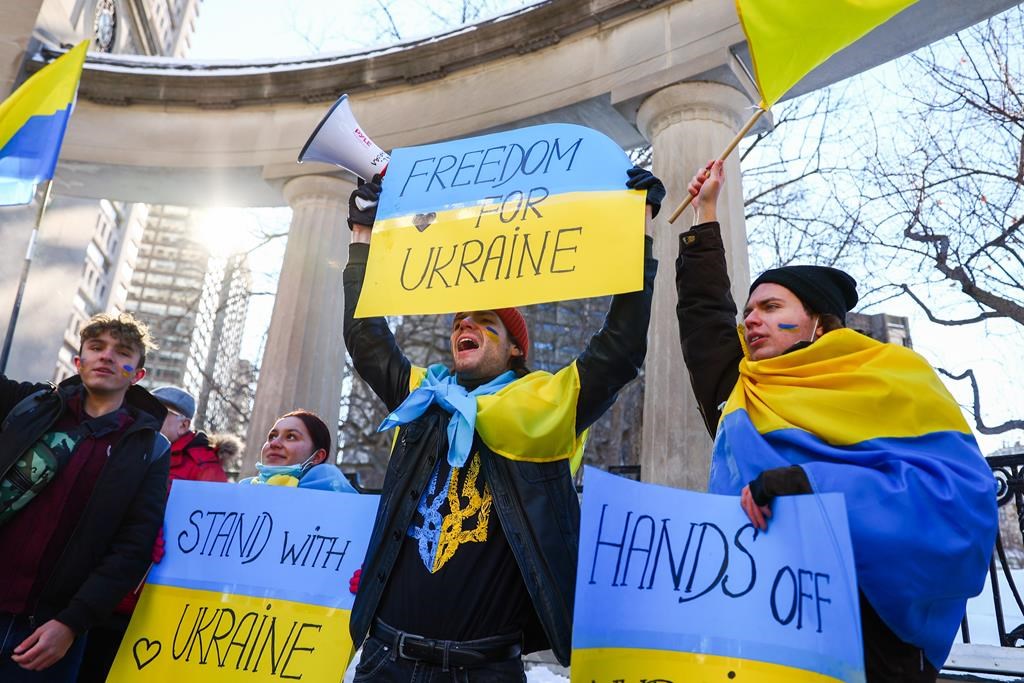 Un an après l’invasion russe, les Canadiens se rassemblent en soutien à l’Ukraine