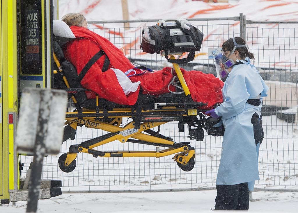 Les hospitalisations liées à la COVID-19 se stabilisent, mais les décès s'accumulent