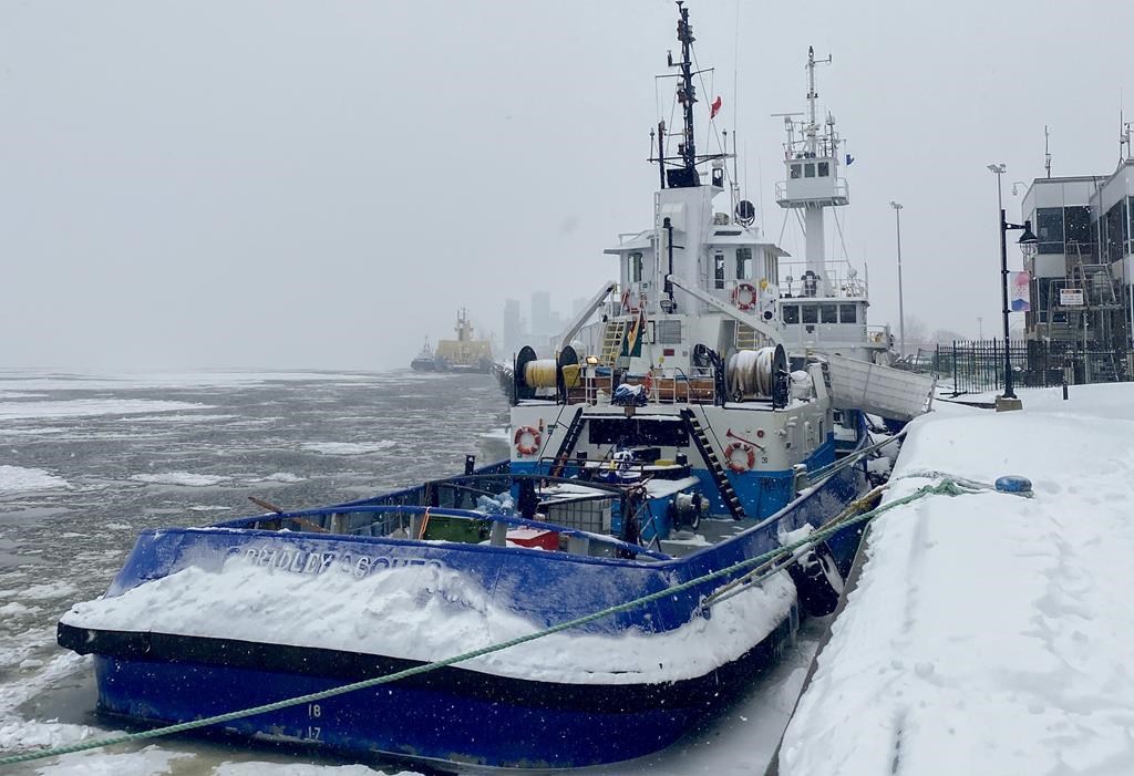 L'équipage de trois bateaux coincés au port de Trois-Rivières passe un rude hiver