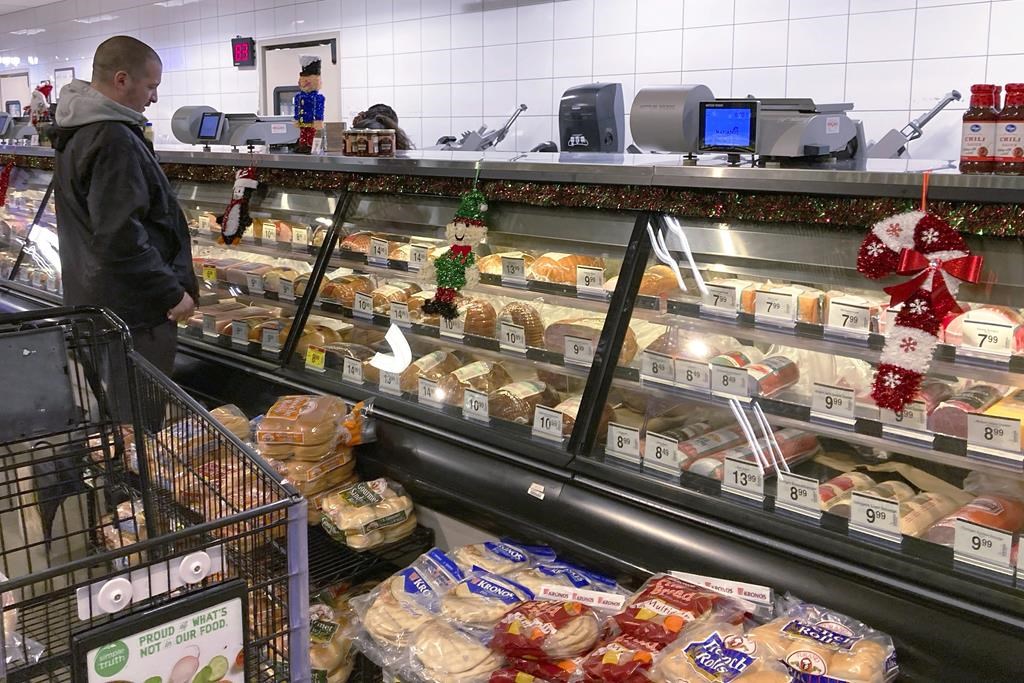 Épicerie: l'argent comptant décline, mais on le juge nécessaire, dit un sondage